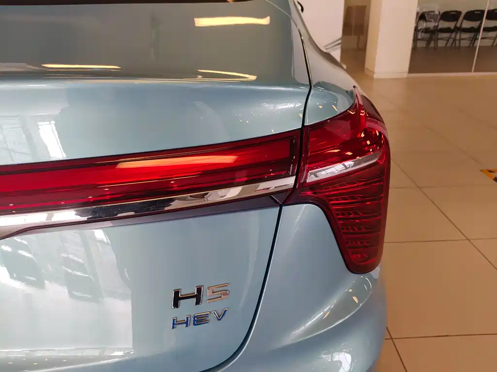 Hongqi H5 2024 1.5T HEV Zhilian Qichang Edition купить на сайте DeffCars