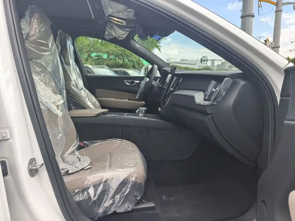 Volvo XC60 2026 B5 four-wheel drive Zhiyi Luxury Edition купить на сайте DeffCars