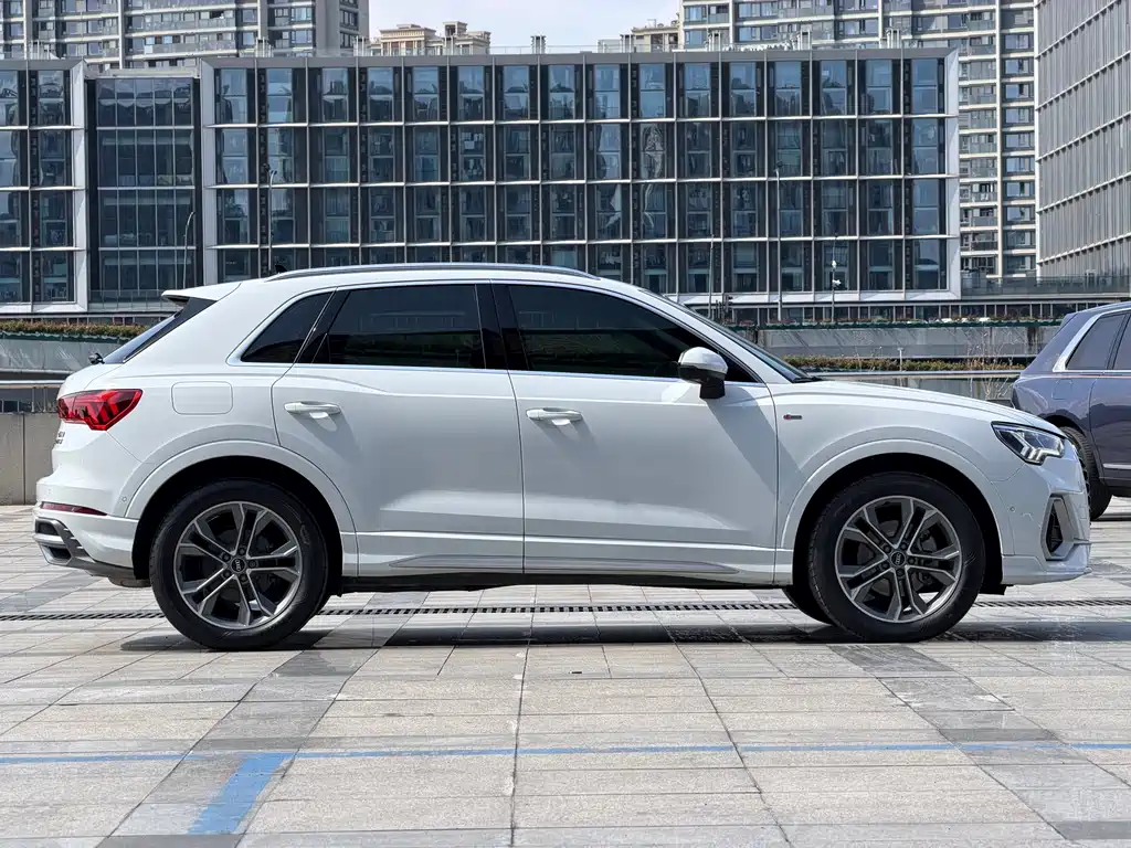 Audi Q3 2022 40 TFSI Fashionable and Dynamic купить на сайте DeffCars