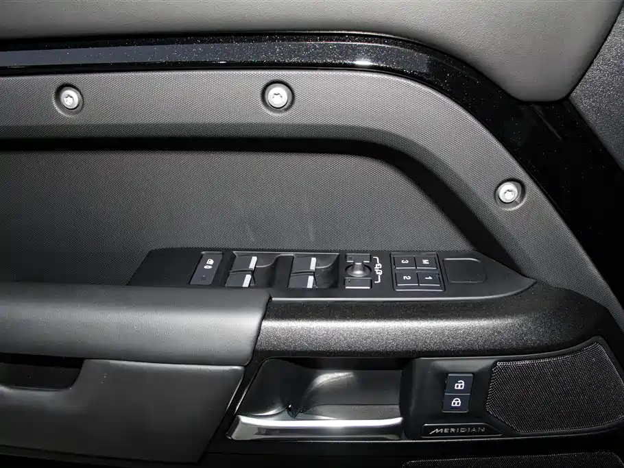 Land Rover Defender 2025 110 3.0T P400 X-Dynamic HSE купить на сайте DeffCars