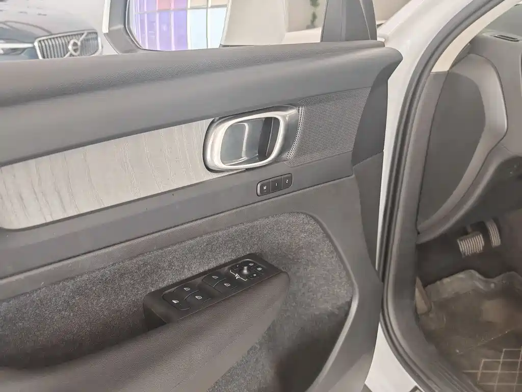 Volvo XC40 2025 B4 four-wheel drive Zhiyuan luxury version купить на сайте DeffCars
