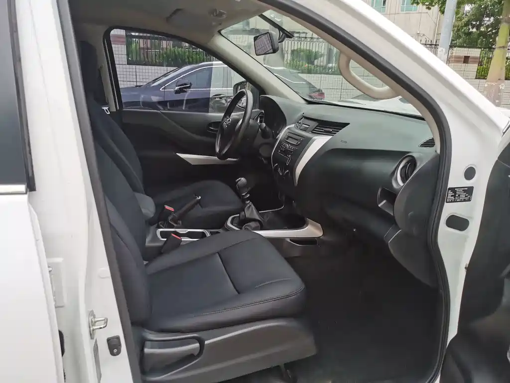 Navara 2021 2.5L manual two-wheel drive comfort model QR25 купить на сайте DeffCars