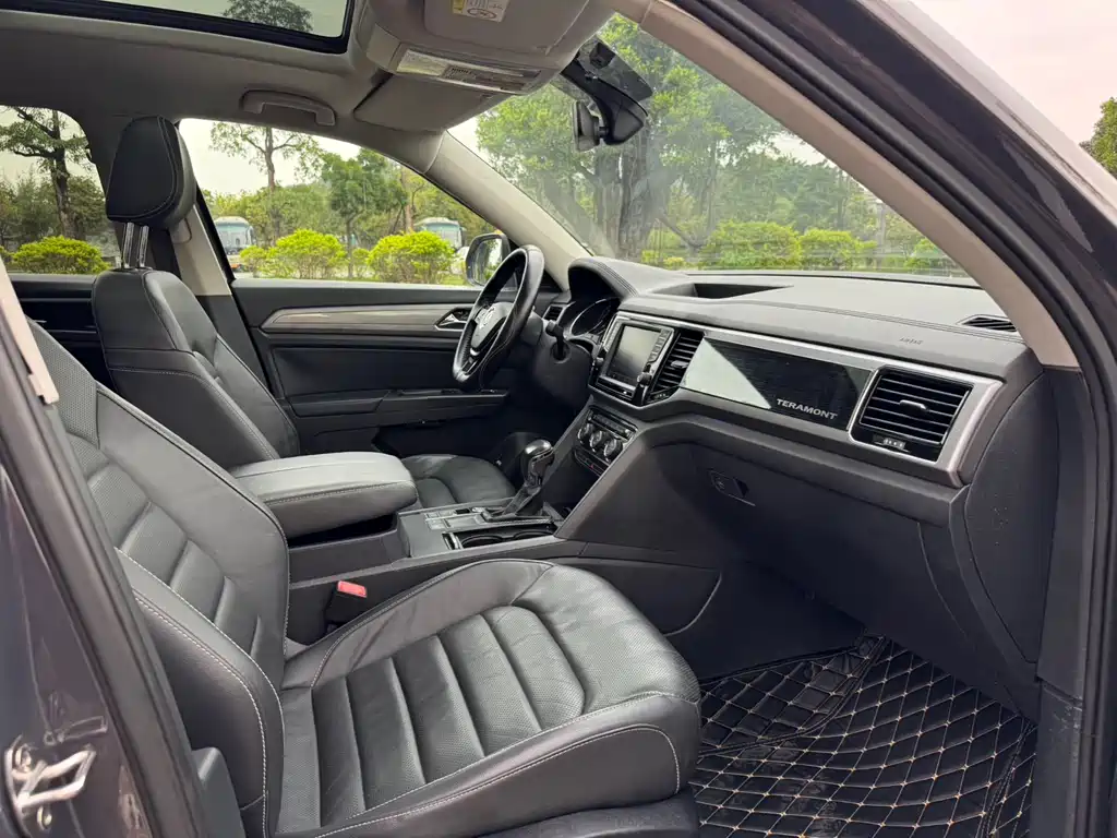Touron 2017 330TSI two-wheel drive luxury version купить на сайте DeffCars