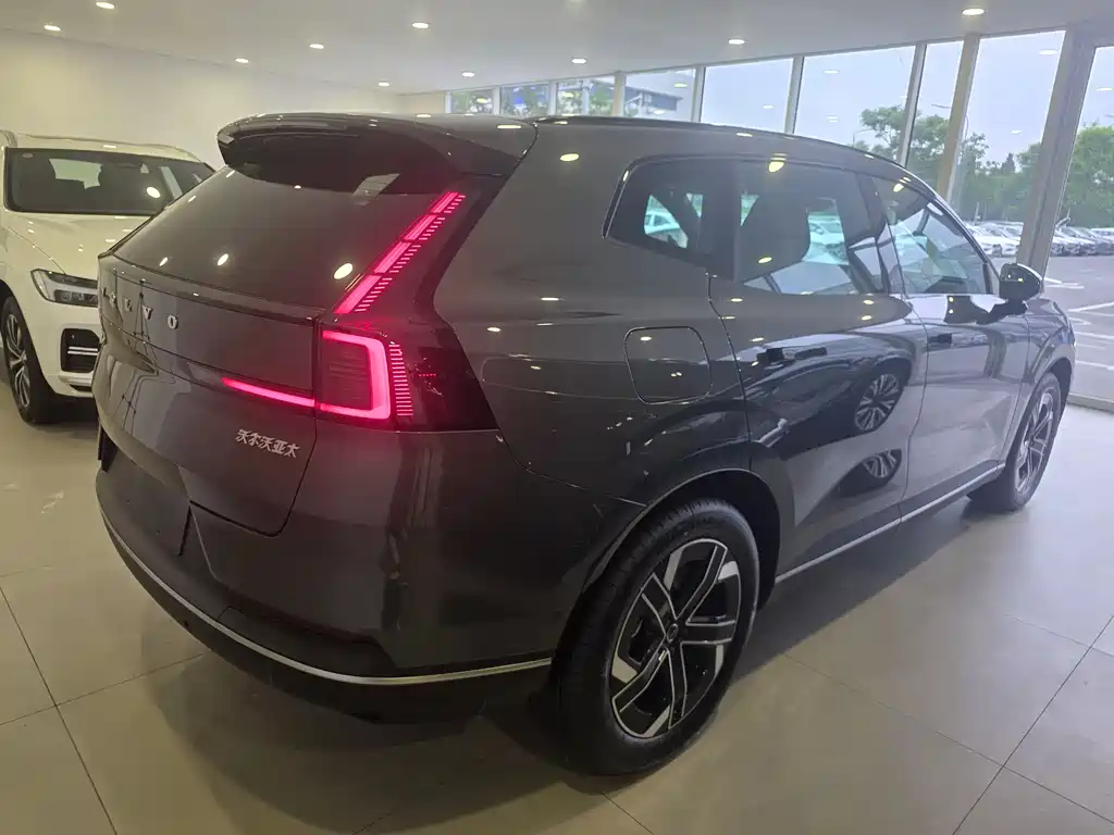 Volvo XC70 plug-in hybrid 2026 model four-wheel drive super long range Core купить на сайте DeffCars