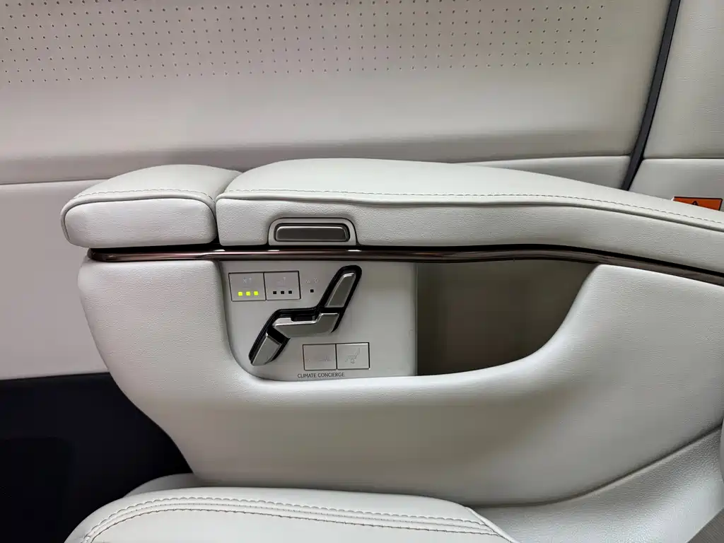 Lexus LM 2023 500h six-seater premium version купить на сайте DeffCars