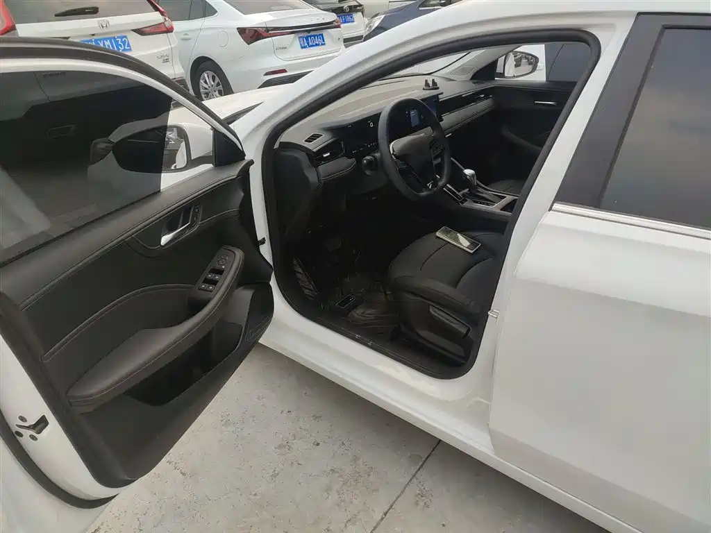 Roewe i5 2026 1.5L CVT Deluxe Edition купить на сайте DeffCars