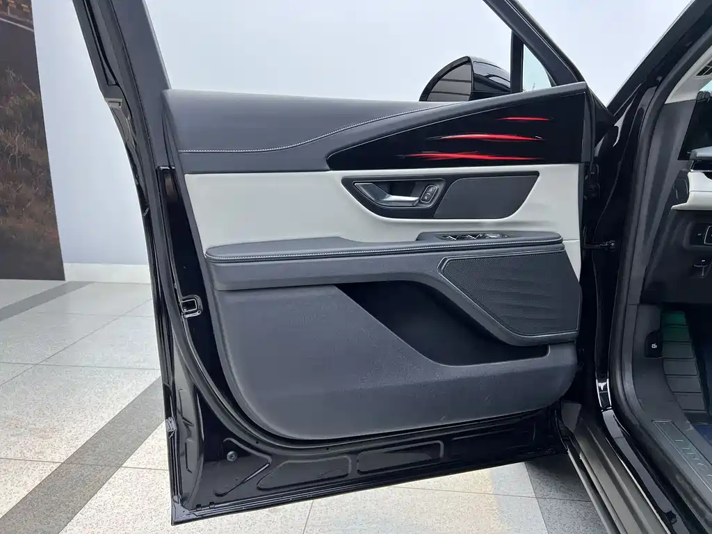 Voyager 2025 2.0T four-wheel drive Zunyi hybrid version купить на сайте DeffCars