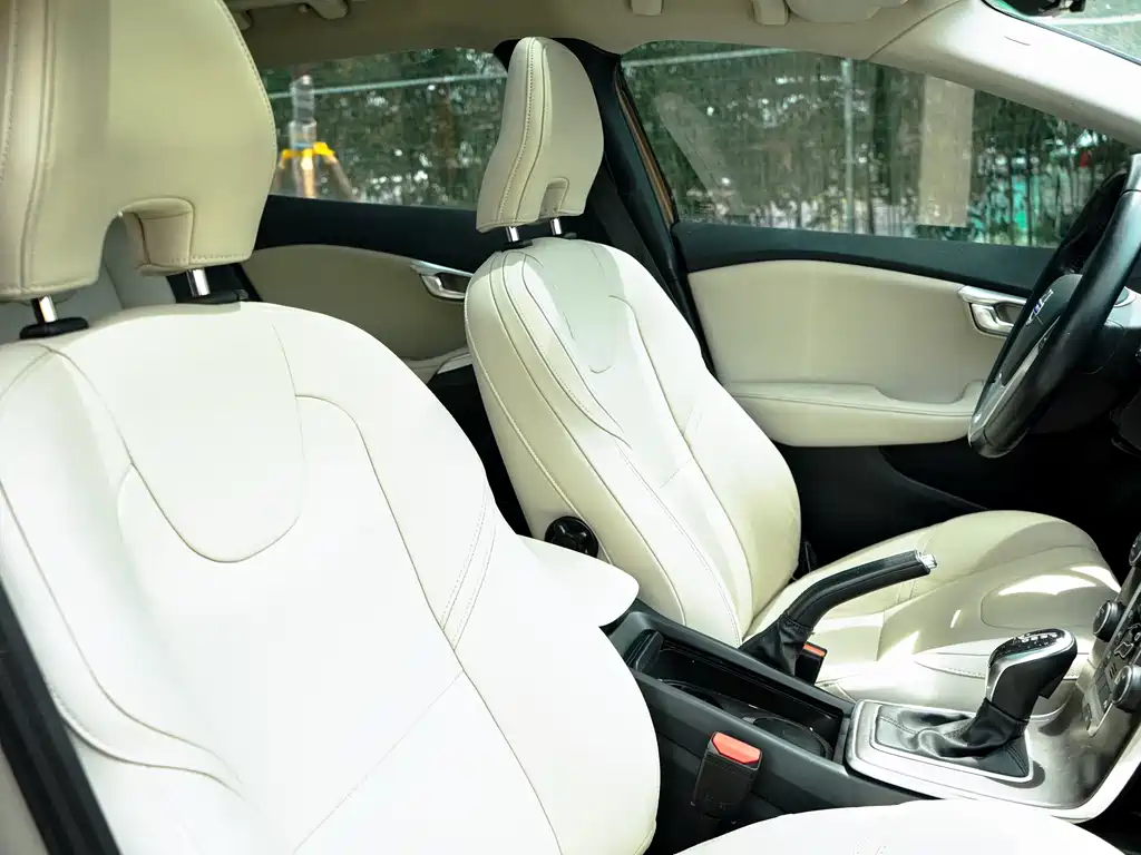 Volvo V40 2015 1.6T Zhiyi Edition купить на сайте DeffCars