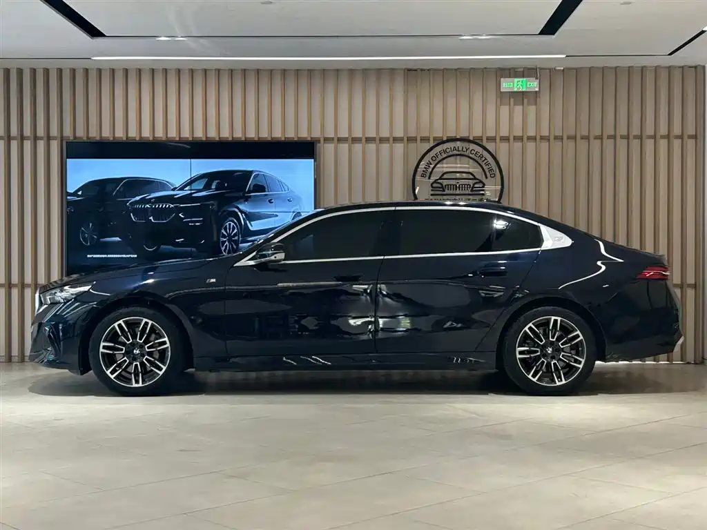 BMW 5 Series 2025 530Li Leading M Sports Package купить на сайте DeffCars