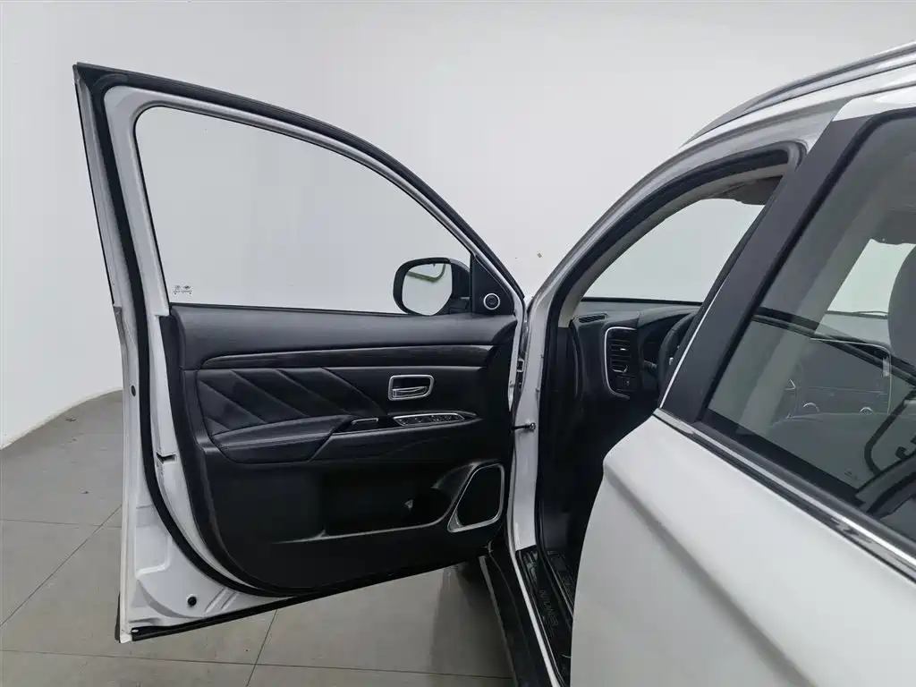 Outlander 2019 2.4L four-wheel drive exclusive version, 5 seats, National VI купить на сайте DeffCars