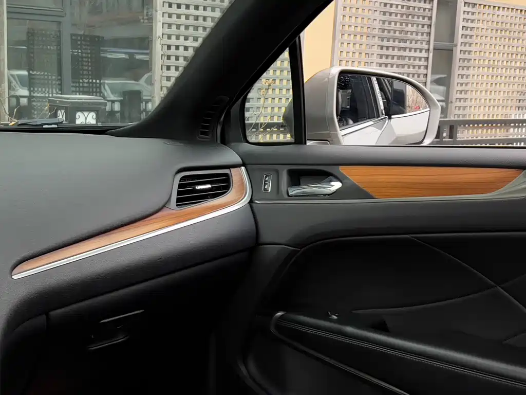 Lincoln MKC 2018 2.0T Two-wheel drive Premium Edition купить на сайте DeffCars