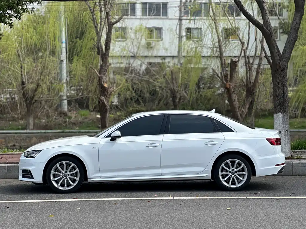 Audi A4L 2018 30th Anniversary Model 40 TFSI Fashion Model купить на сайте DeffCars