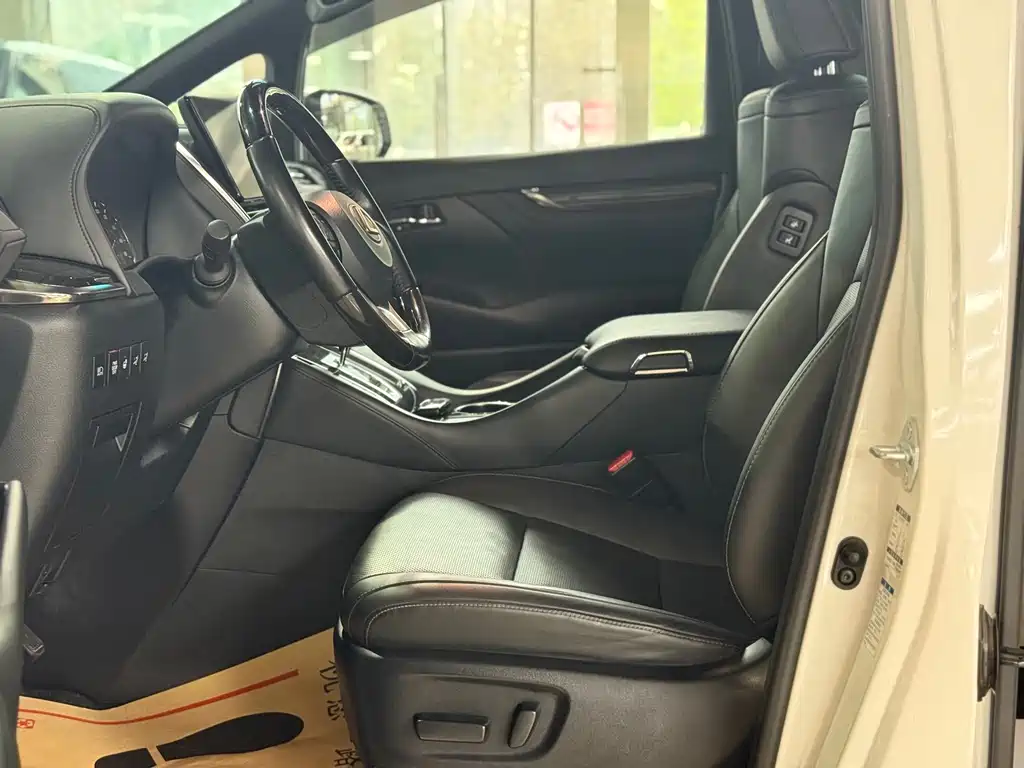 Lexus LM 2020 300h seven-seater elegant version купить на сайте DeffCars