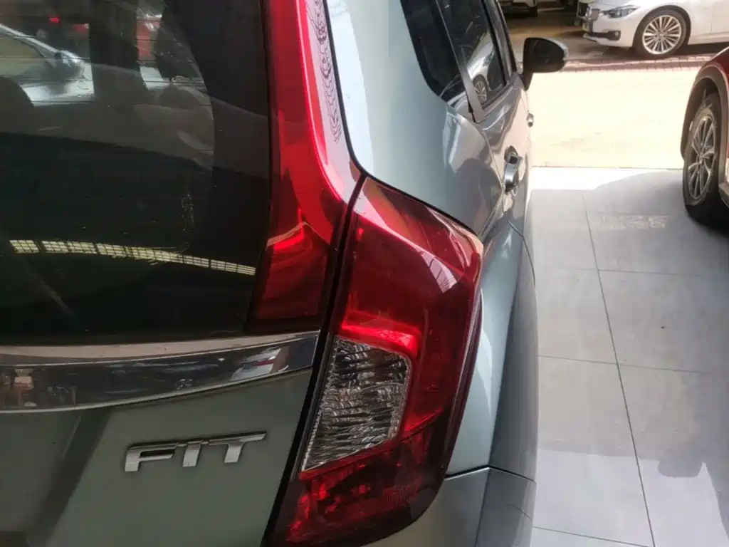 Fit 2014 1.5L SE CVT fashion model купить на сайте DeffCars