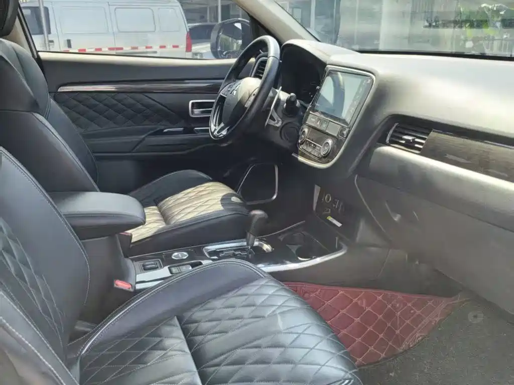 Outlander 2020 2.4L four-wheel drive exclusive version, 5 seats купить на сайте DeffCars