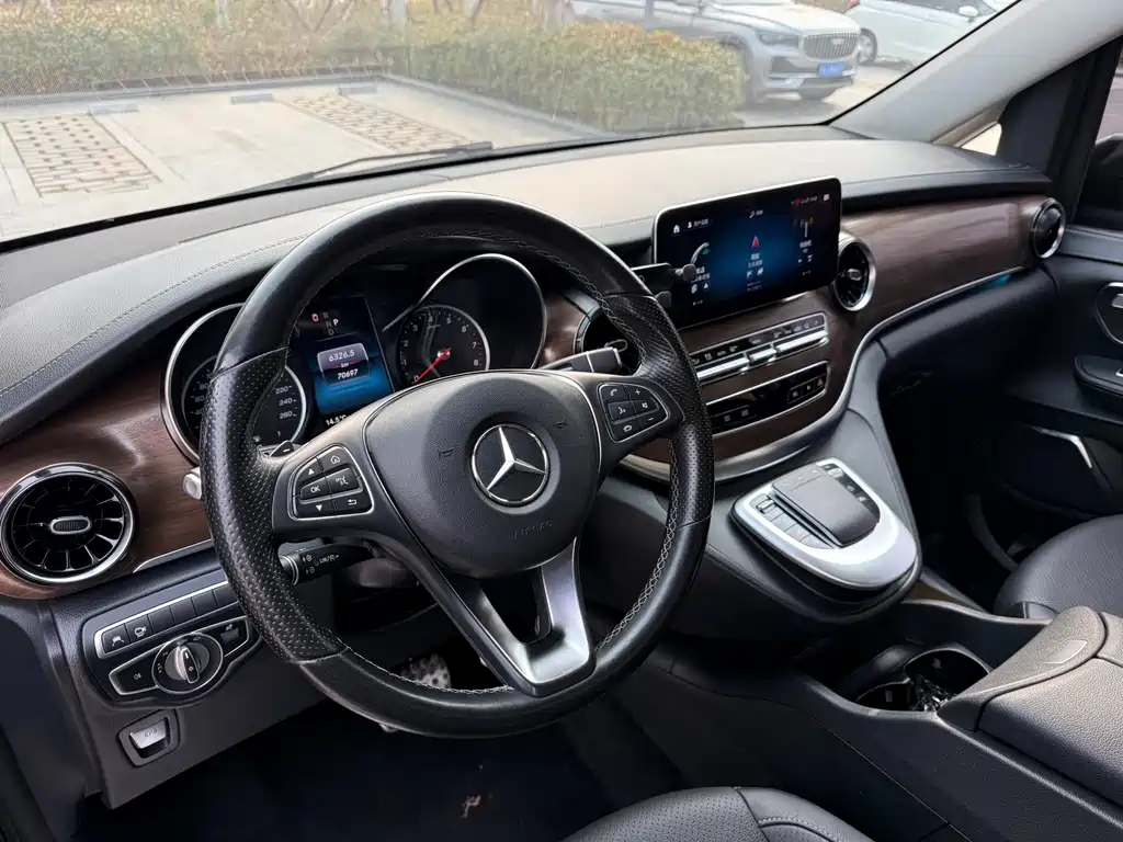 Mercedes-Benz V-Class 2022 V 260 L Long Wheelbase Premium Edition купить на сайте DeffCars