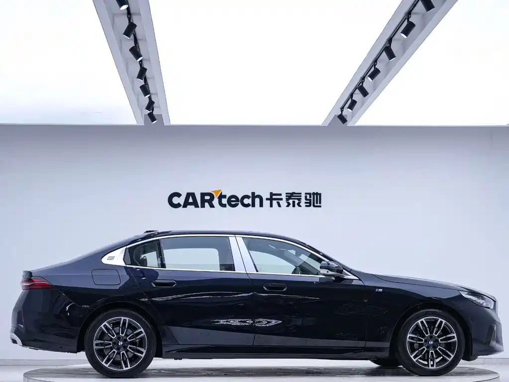 BMW 5 Series 2025 530Li Leading M Sports Package купить на сайте DeffCars