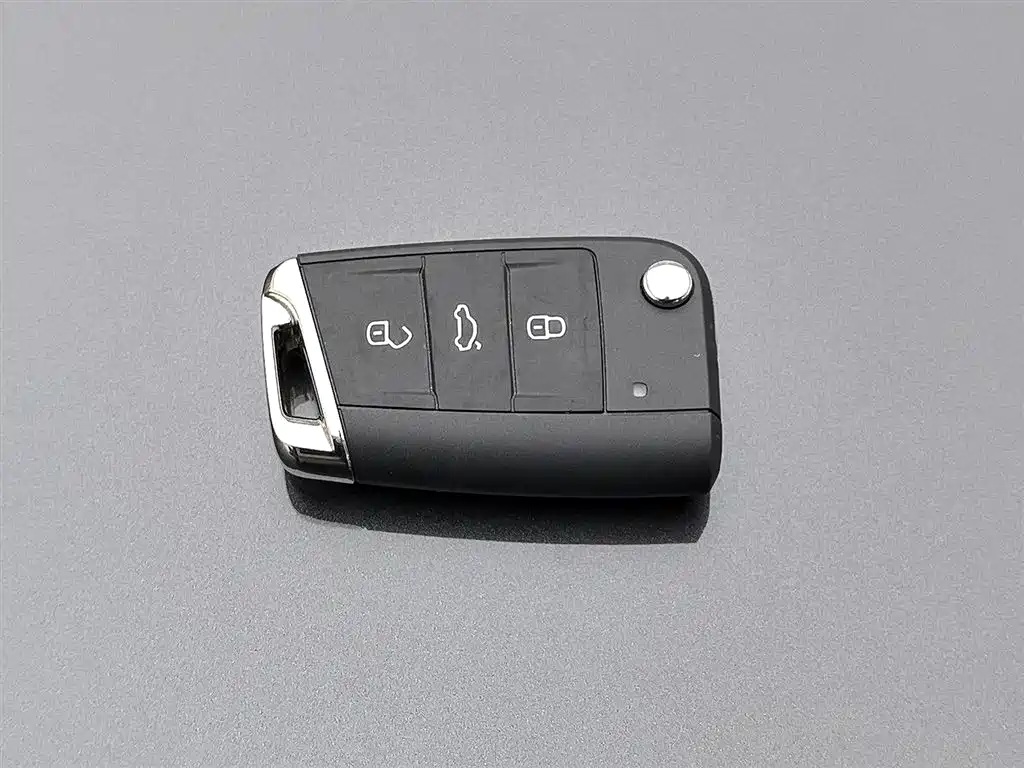 Sagitar 2025 facelift three 300TSI DSG transcendent version купить на сайте DeffCars