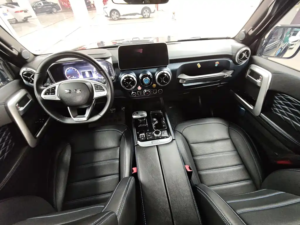 Beijing off-road BJ40 2023 2.0T automatic four-wheel drive city hunter version knight type купить на сайте DeffCars