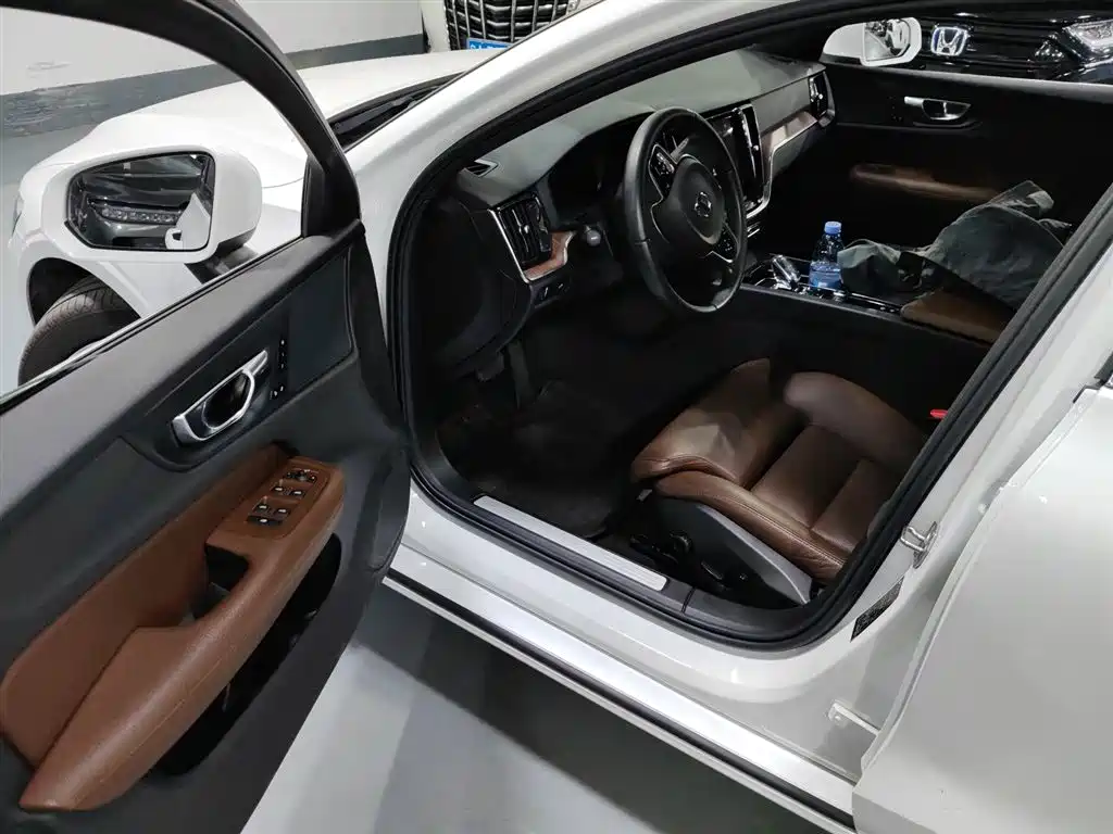 Volvo S60 2022 B4 Zhiyuan Luxury Edition купить на сайте DeffCars