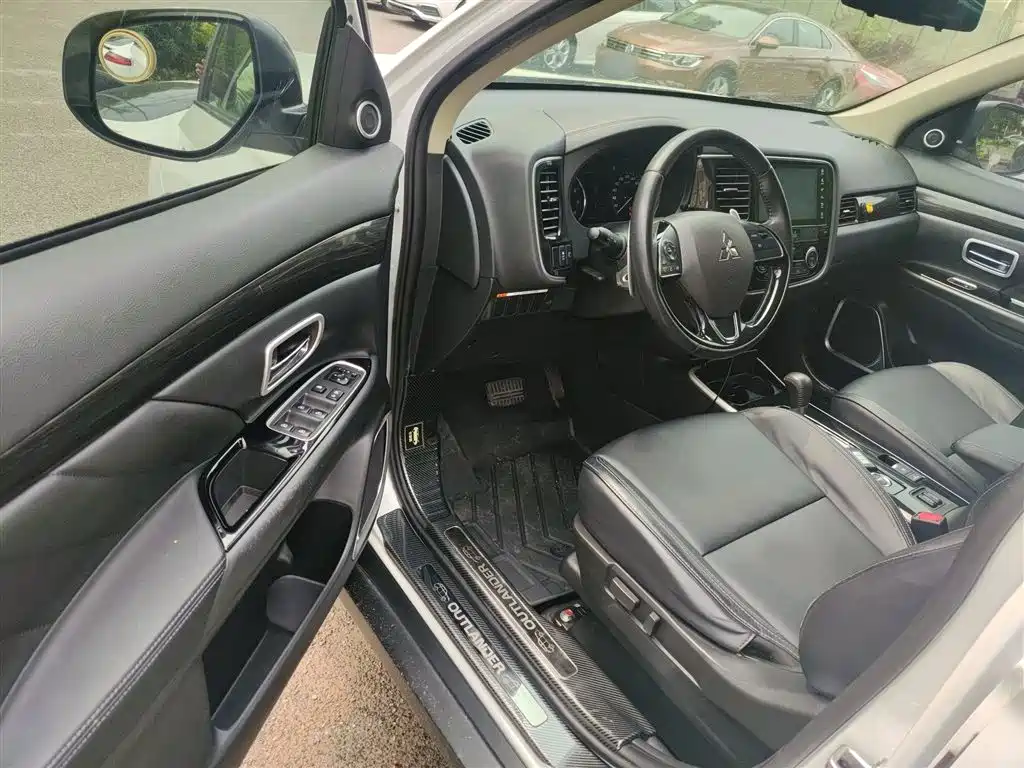 Outlander 2019 2.4L four-wheel drive exclusive version, 7 seats, National VI купить на сайте DeffCars