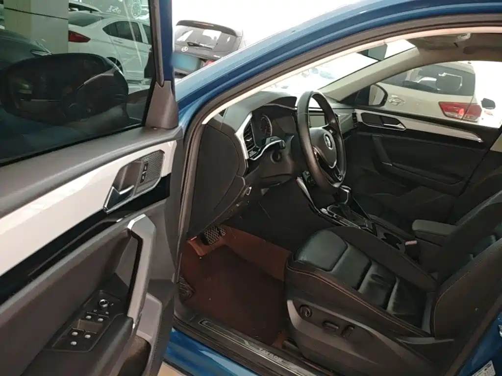 TYRON 2019 330TSI two-wheel drive luxury model, National VI купить на сайте DeffCars