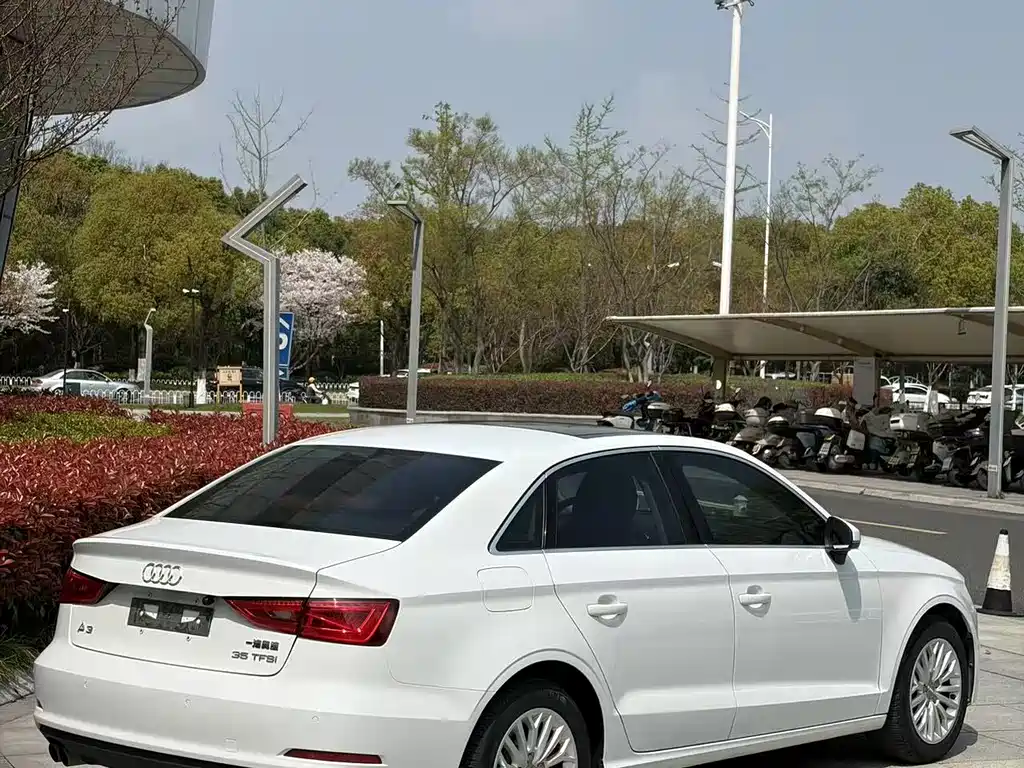 Audi A3 2016 Limousine 35 TFSI LinkedIn type купить на сайте DeffCars