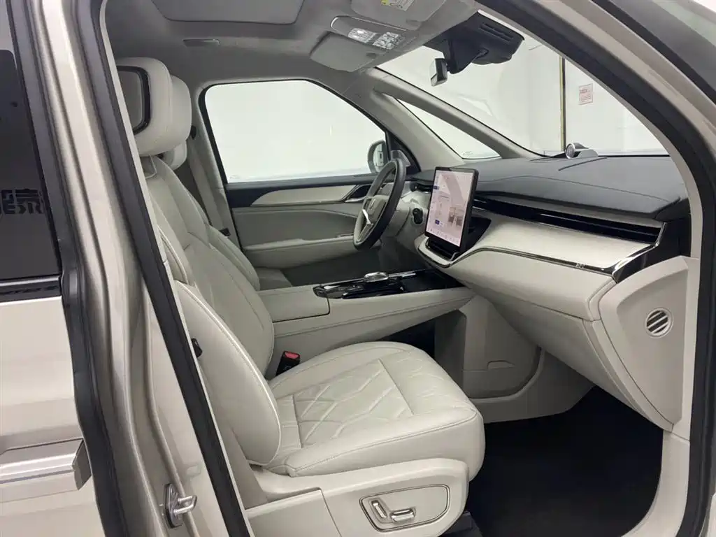 Volvo EM90 2025 Ultra six-seater купить на сайте DeffCars