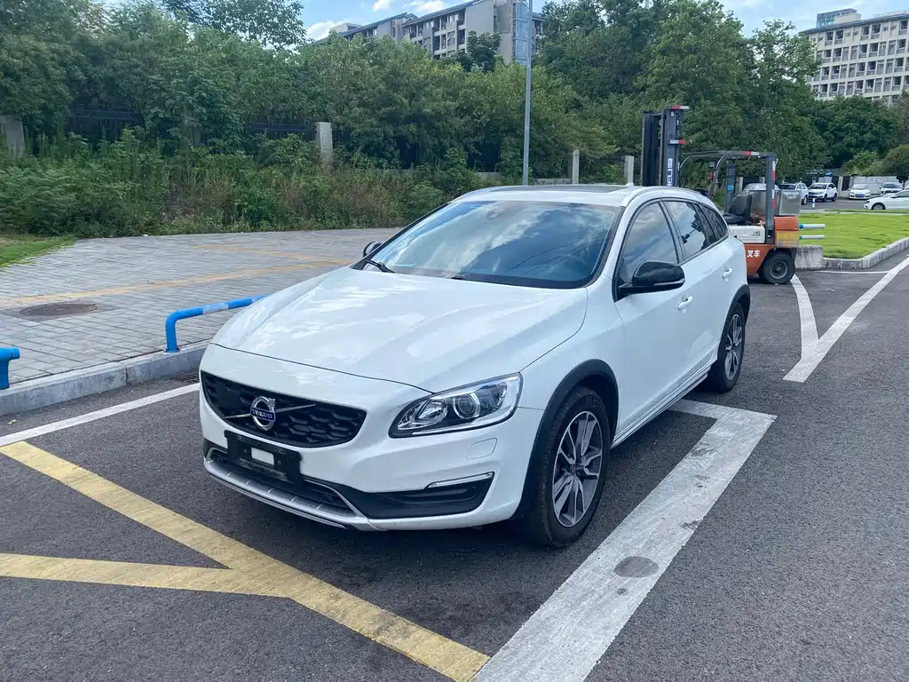Volvo V60 2017 Cross Country T5 AWD National V купить на сайте DeffCars