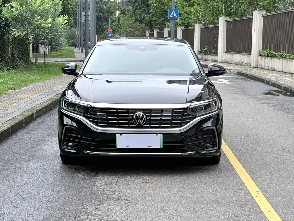 Passat Plug-in Hybrid 2023 430PHEV Hybrid Luxury Edition купить на сайте DeffCars