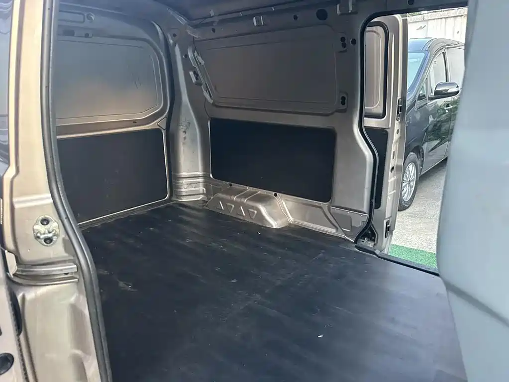 Hiace X30 2023 1.5L business van 2/5 seats air-conditioned version SWC15M купить на сайте DeffCars