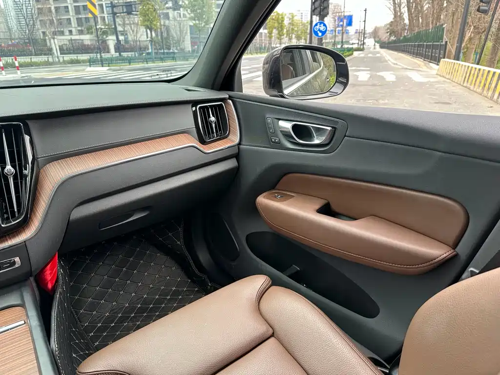 Volvo XC60 2025 B5 four-wheel drive Zhiyuan luxury version купить на сайте DeffCars