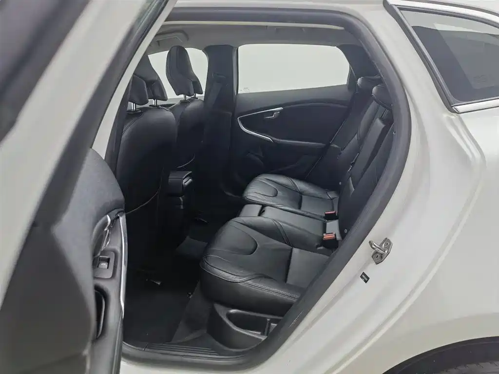 Volvo V40 2017 T4 Zhiya Edition купить на сайте DeffCars