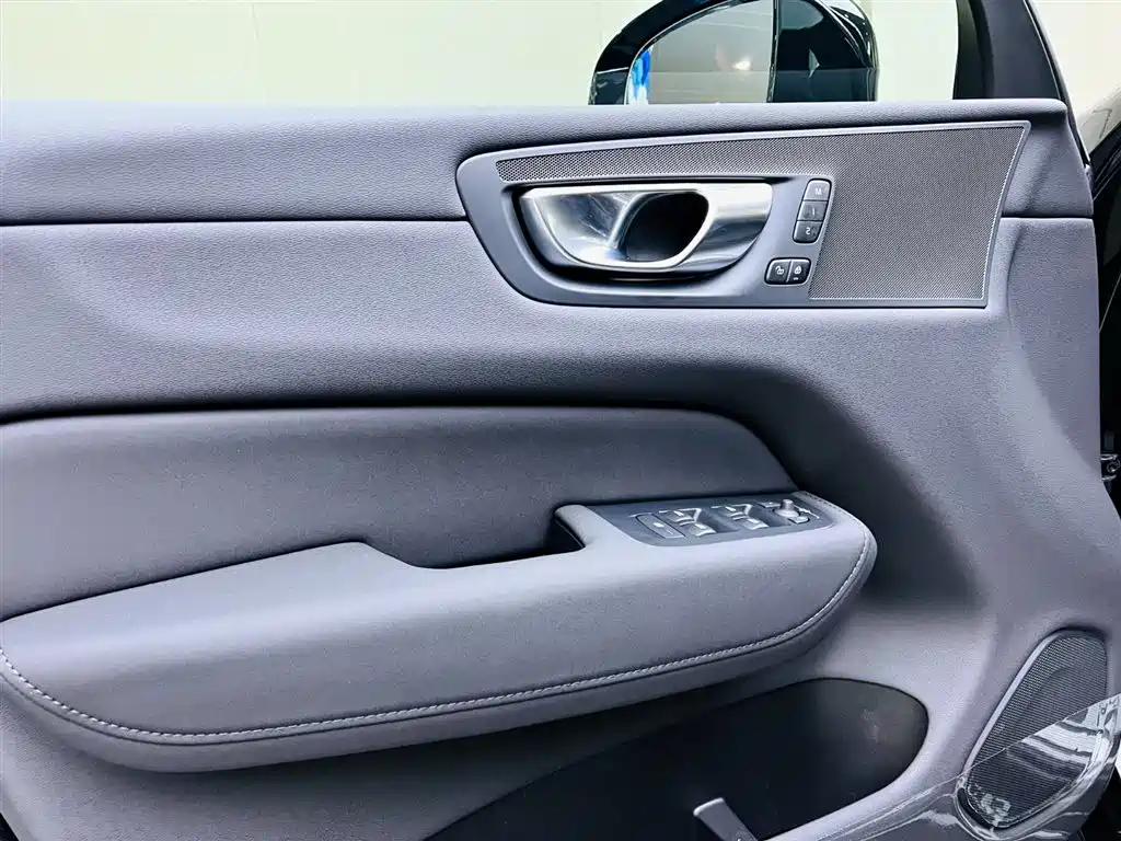 Volvo XC60 2026 B5 four-wheel drive Zhiyuan Deluxe Edition купить на сайте DeffCars