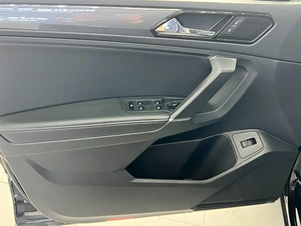 Tiguan L 2021 330TSI automatic two-wheel drive R-Line version купить на сайте DeffCars