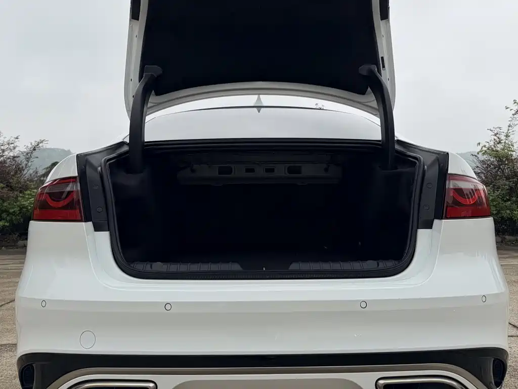 Jaguar XFL 2022 XFL 2.0T P250 two-wheel drive elite sports version купить на сайте DeffCars