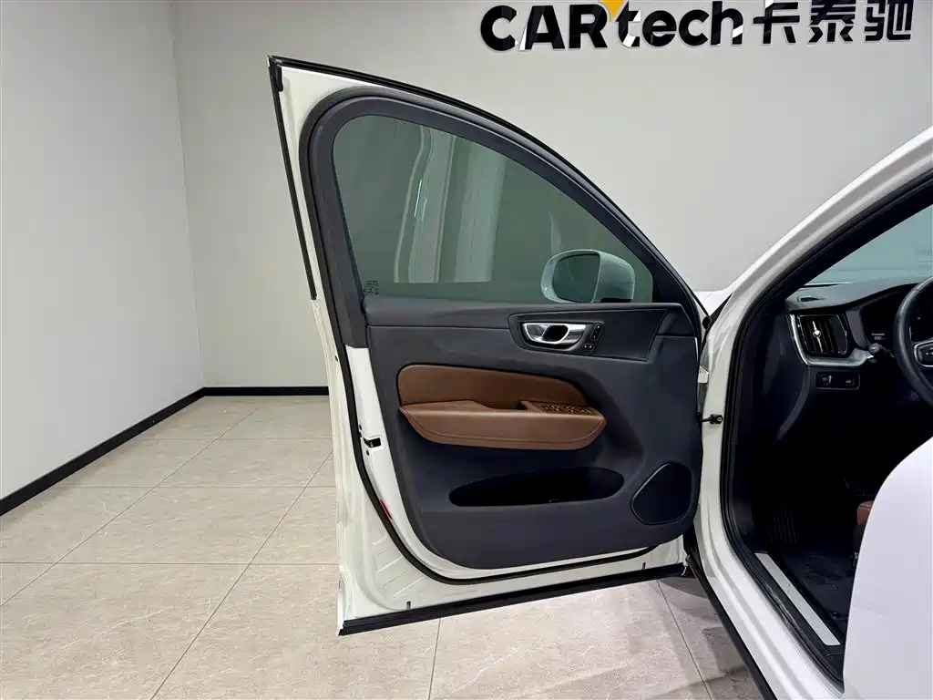 Volvo XC60 2022 B5 four-wheel drive Zhiyi Luxury Edition купить на сайте DeffCars