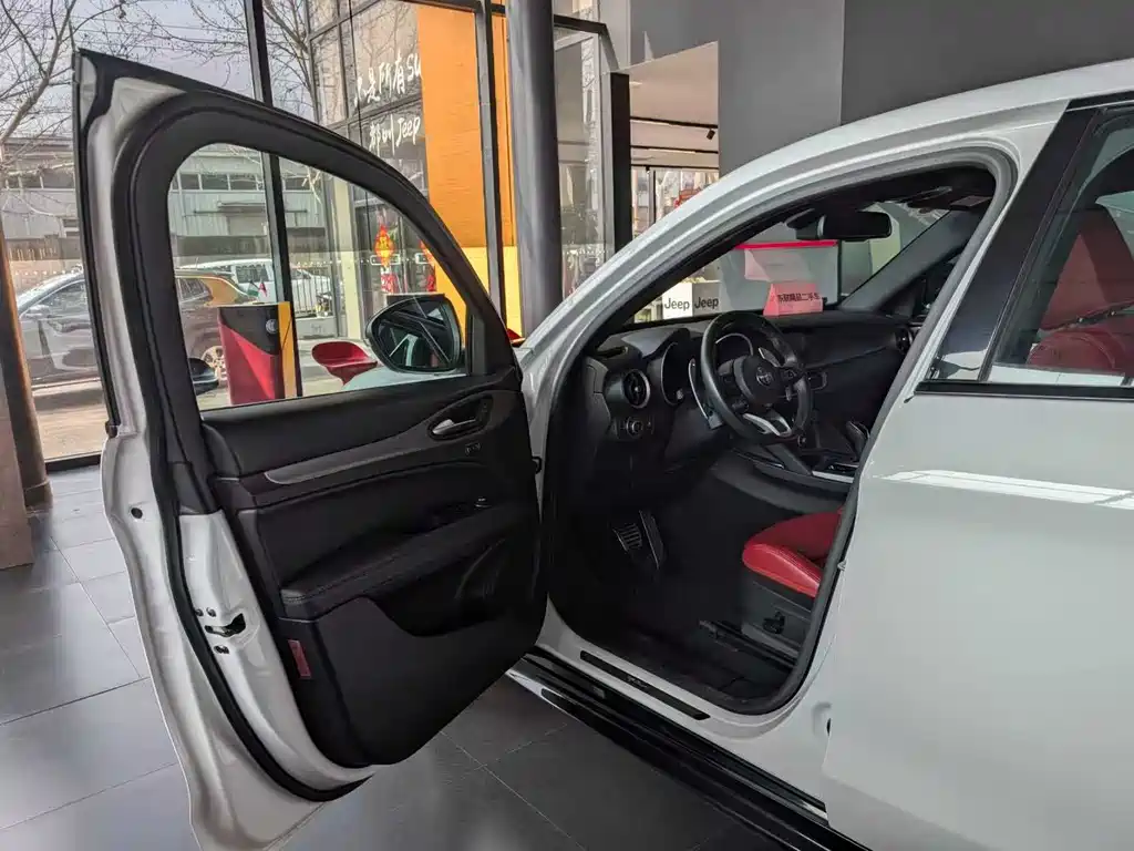 Stelvio 2023 2.0T 280HP Veloce Track Edition купить на сайте DeffCars
