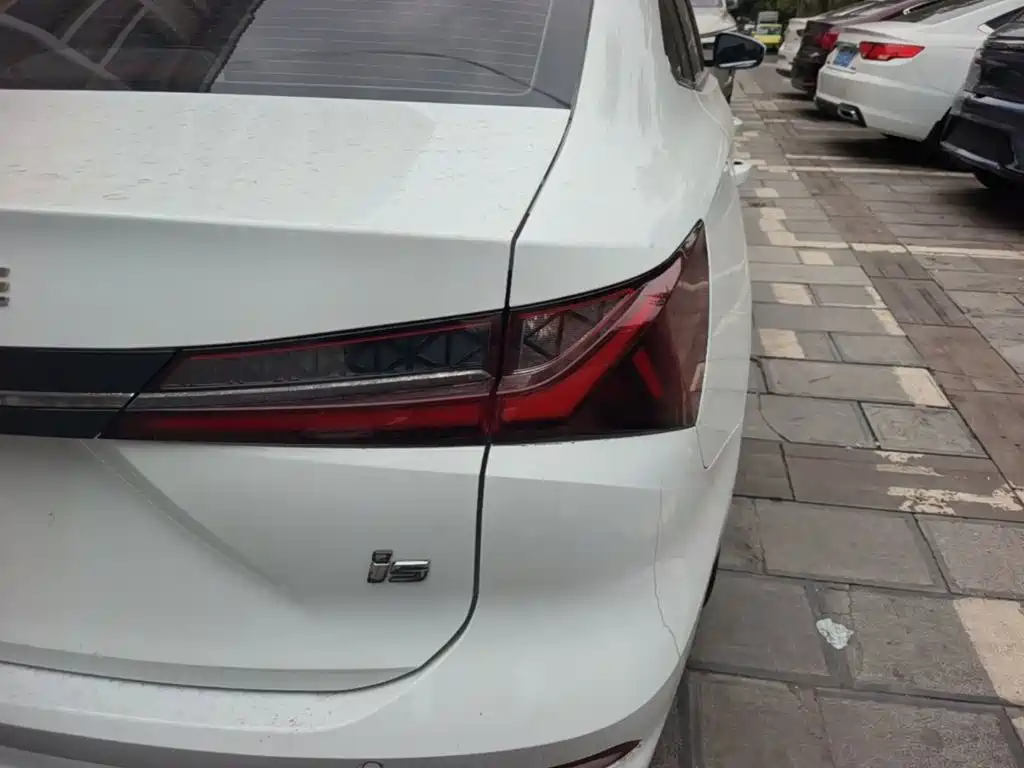 Roewe i5 2026 1.5L CVT Deluxe Edition купить на сайте DeffCars
