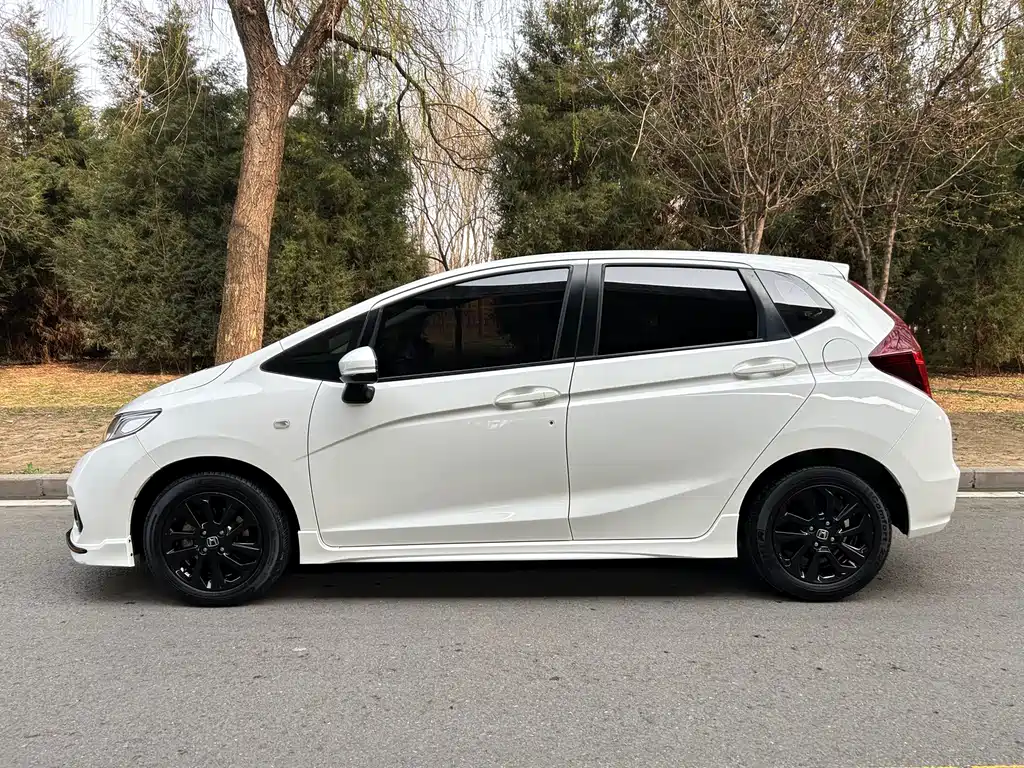 Fit 2018 1.5L CVT Fashion Edition купить на сайте DeffCars