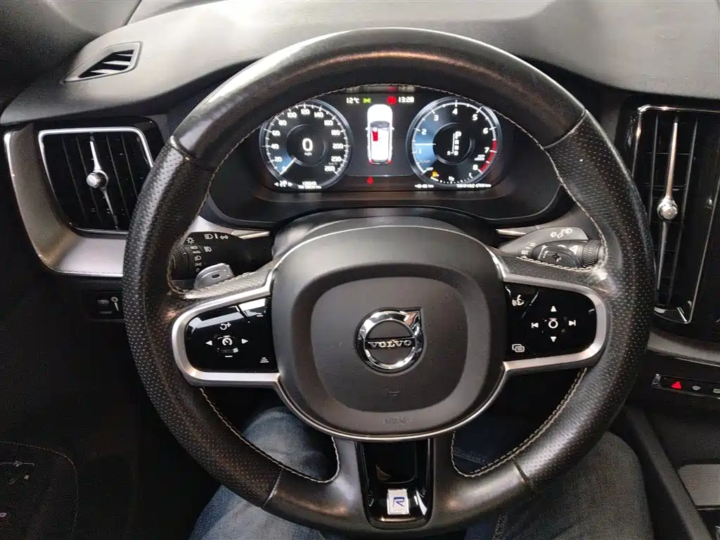 Volvo XC60 2018 T5 four-wheel drive Zhiyuan Sport Edition купить на сайте DeffCars
