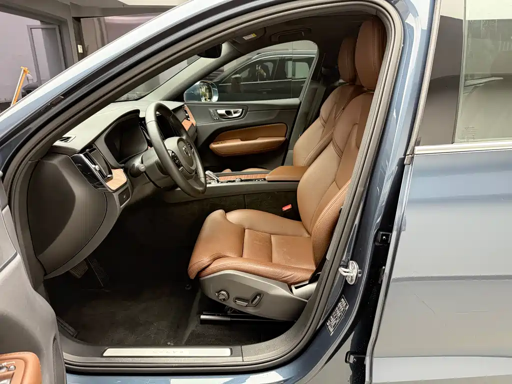 Volvo XC60 2025 B5 four-wheel drive Zhiyuan luxury version купить на сайте DeffCars