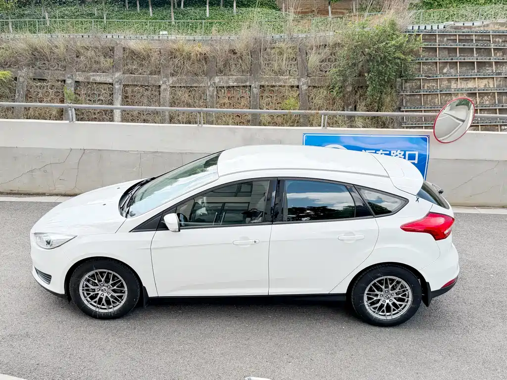 Focus 2018 hatchback classic 1.6L automatic comfort smart mobility version купить на сайте DeffCars