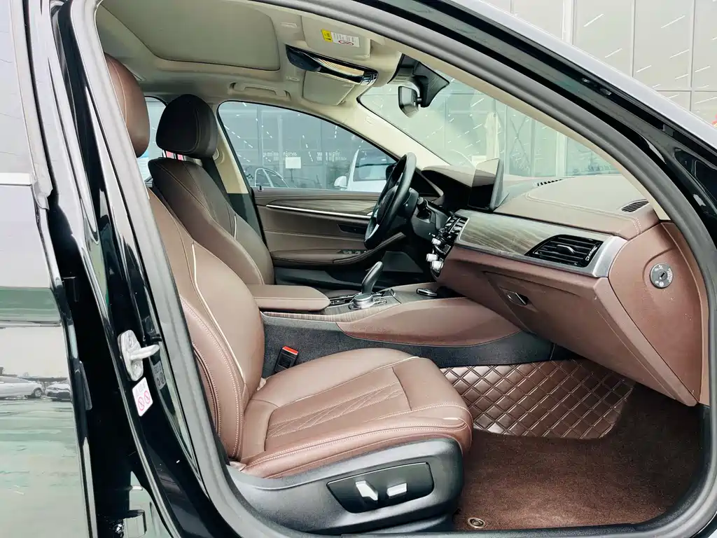 BMW 5 Series New Energy 2021 535Le Luxury Package купить на сайте DeffCars