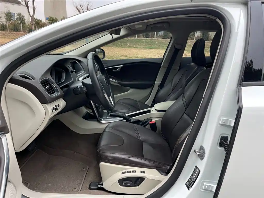 Volvo V40 2016 T3 Zhiya Edition купить на сайте DeffCars
