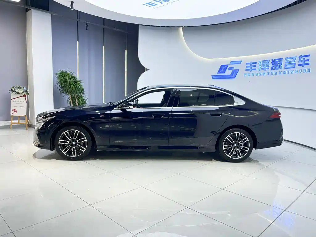 BMW 5 Series 2025 530Li Leading M Sports Package купить на сайте DeffCars