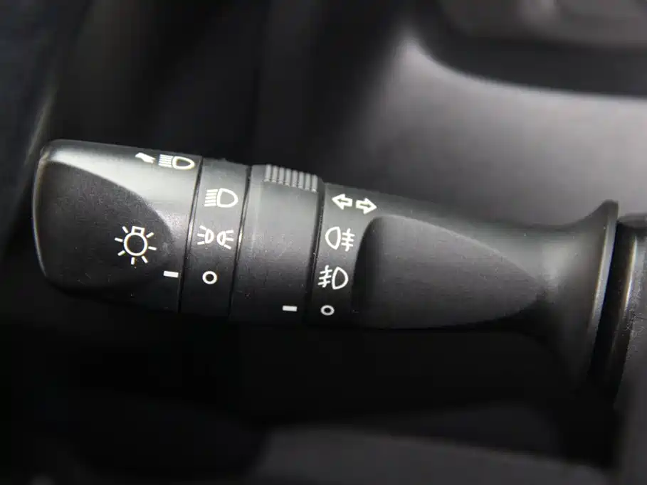 Corolla 2017 facelift dual engine 1.8L E-CVT leading version купить на сайте DeffCars