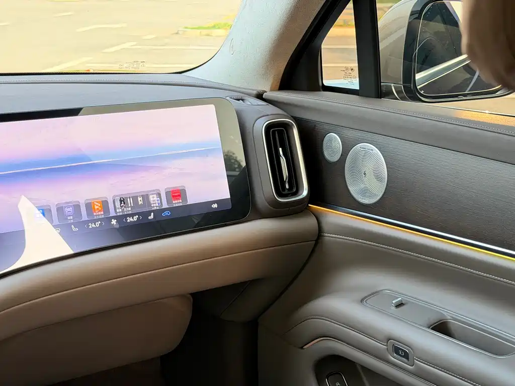 Wenjie M9 2025 extended range Ultra version 52kWh 6-seater version (192-line lidar) купить на сайте DeffCars