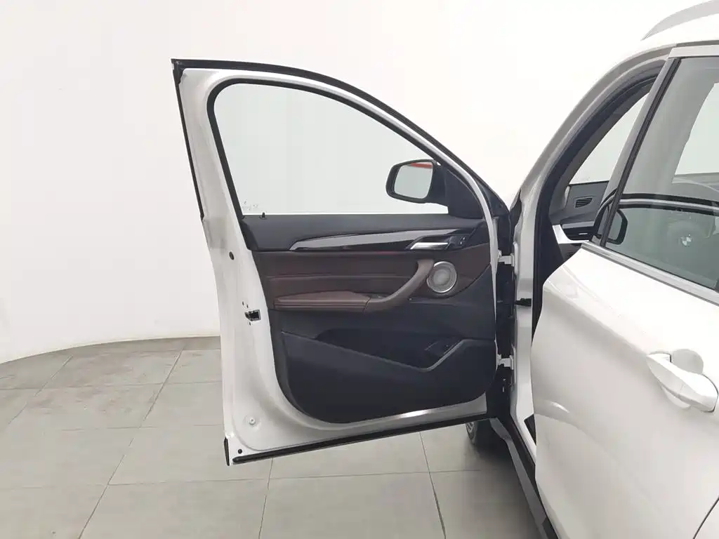 BMW X1 2022 sDrive25Li Leading Model купить на сайте DeffCars