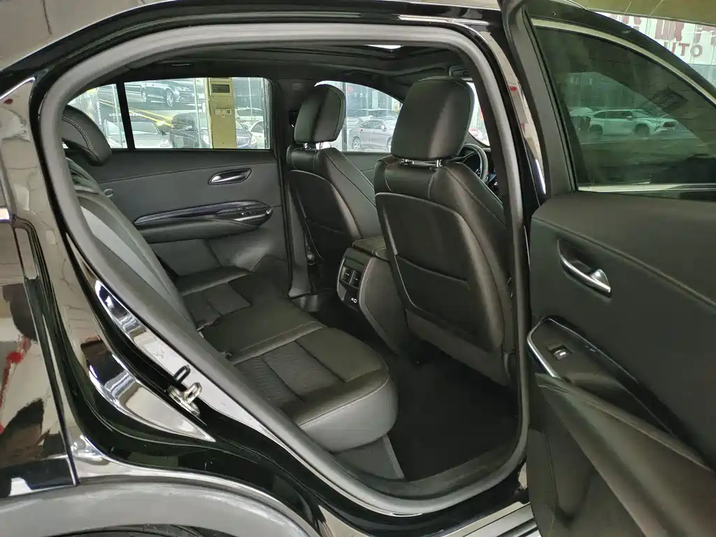 Cadillac XT4 2022 28T two-wheel drive fashion model купить на сайте DeffCars